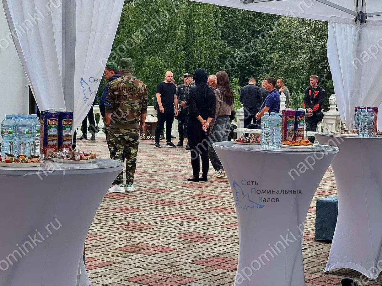 Выездной поминальный кейтеринг: площадка, сервировка и обслуживание — фото 24