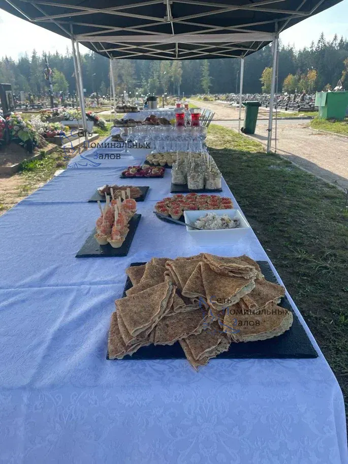 Выездной поминальный кейтеринг: площадка, сервировка и обслуживание — фото 29